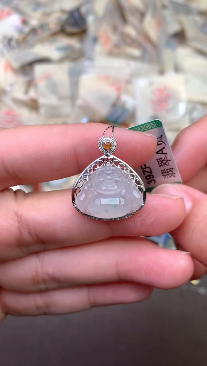 18K金镶嵌挂件翡翠   —