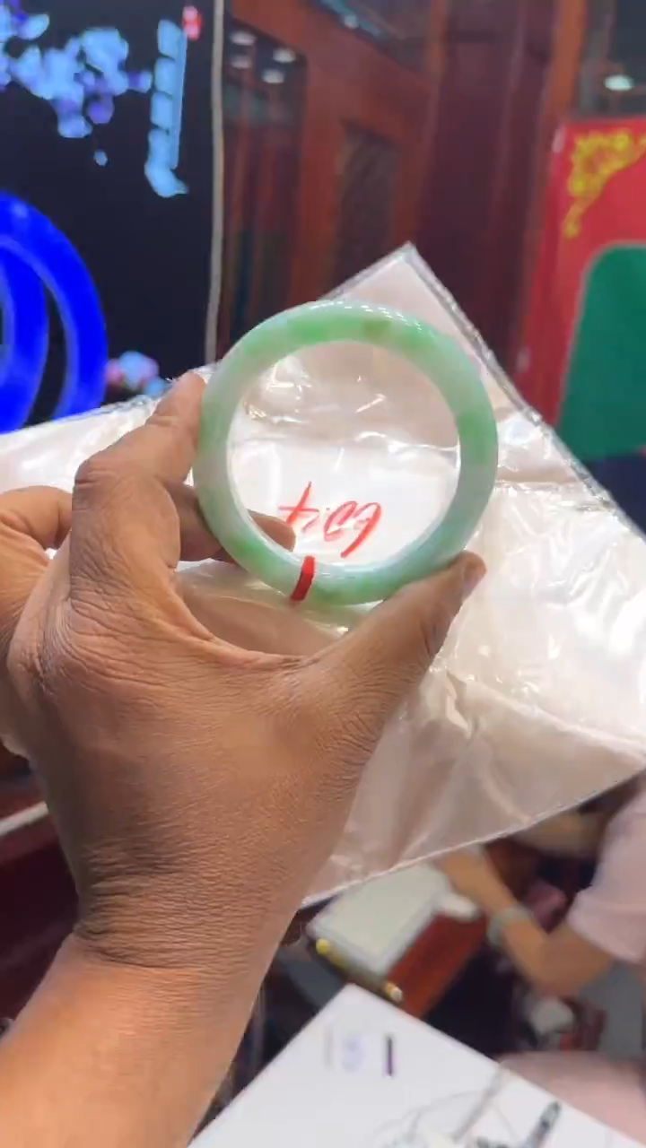 翡翠手镯未镶嵌手镯