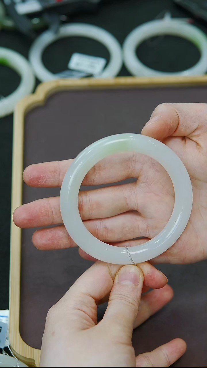 未镶嵌手镯和田玉55圈口胖圆条白底翠