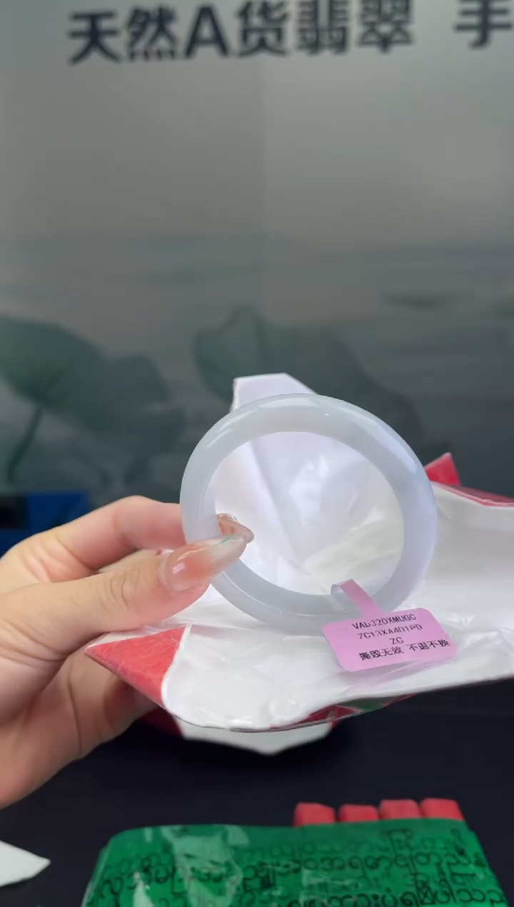 翡翠手镯未镶嵌翡翠手镯