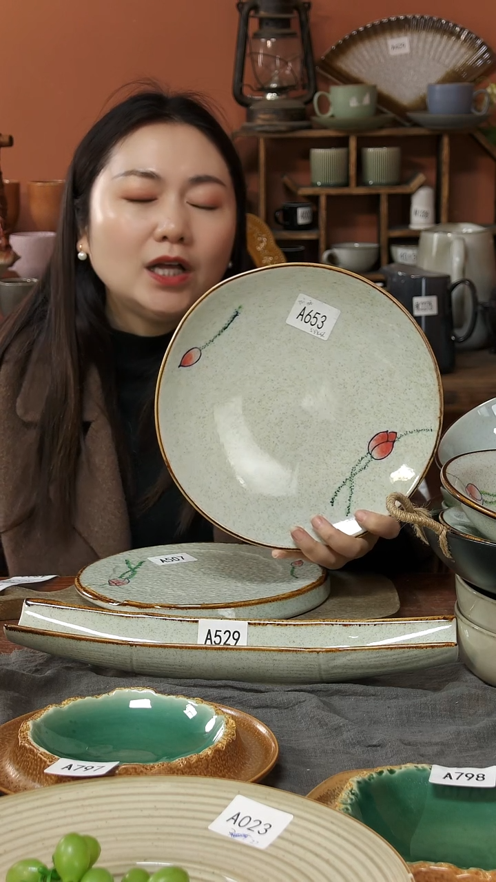 陶瓷A653 一只手绘荷花黑点背部螺纹圆盘可能微瑕25*4