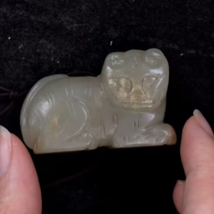 清代和田玉虎把件