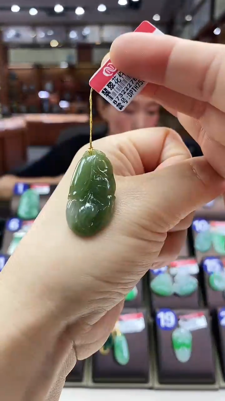 翡翠未镶嵌颈饰玉兰花