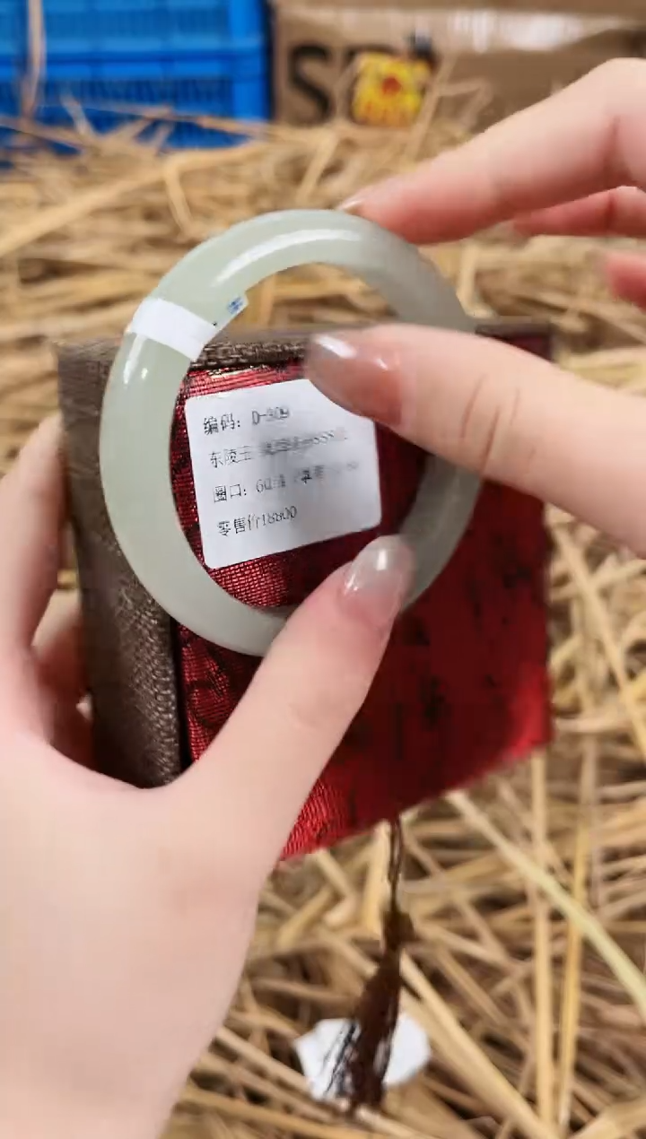 未镶嵌手镯石英质玉D309