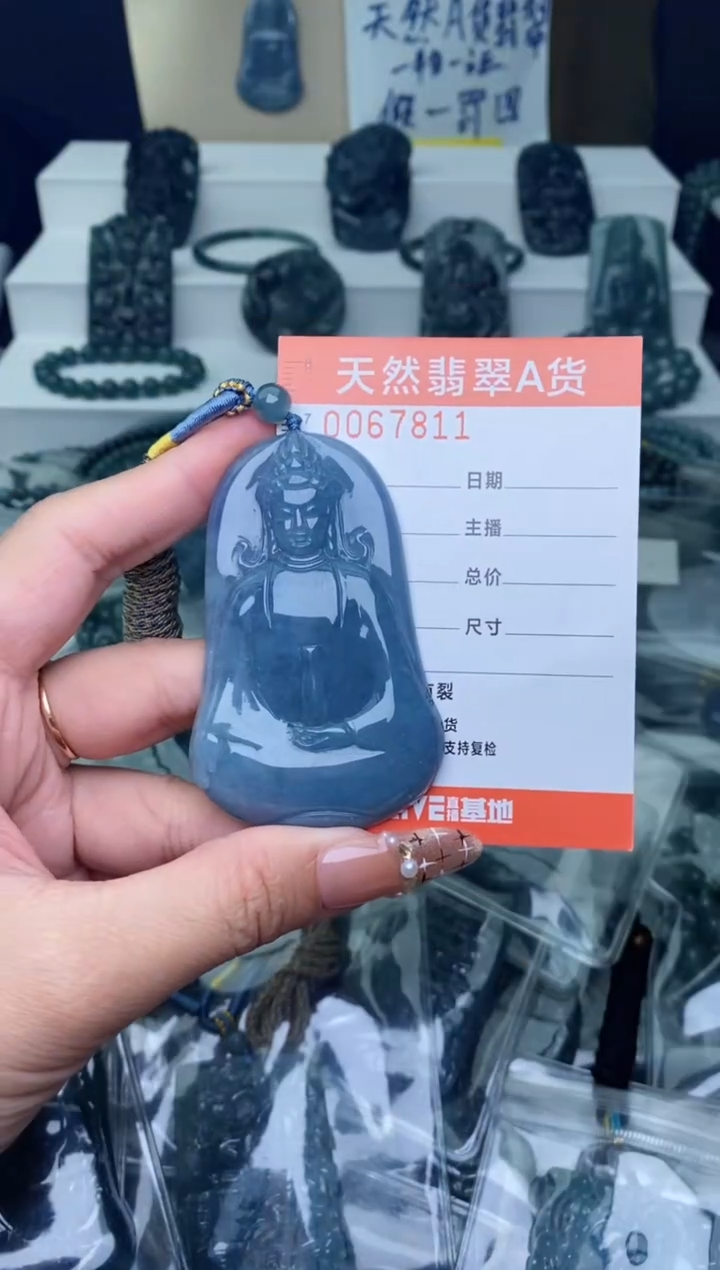 翡翠未镶嵌颈饰··············