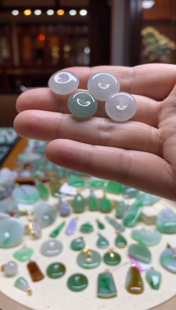 【闪购商品】翡翠未镶嵌颈饰平安扣多样性发其一