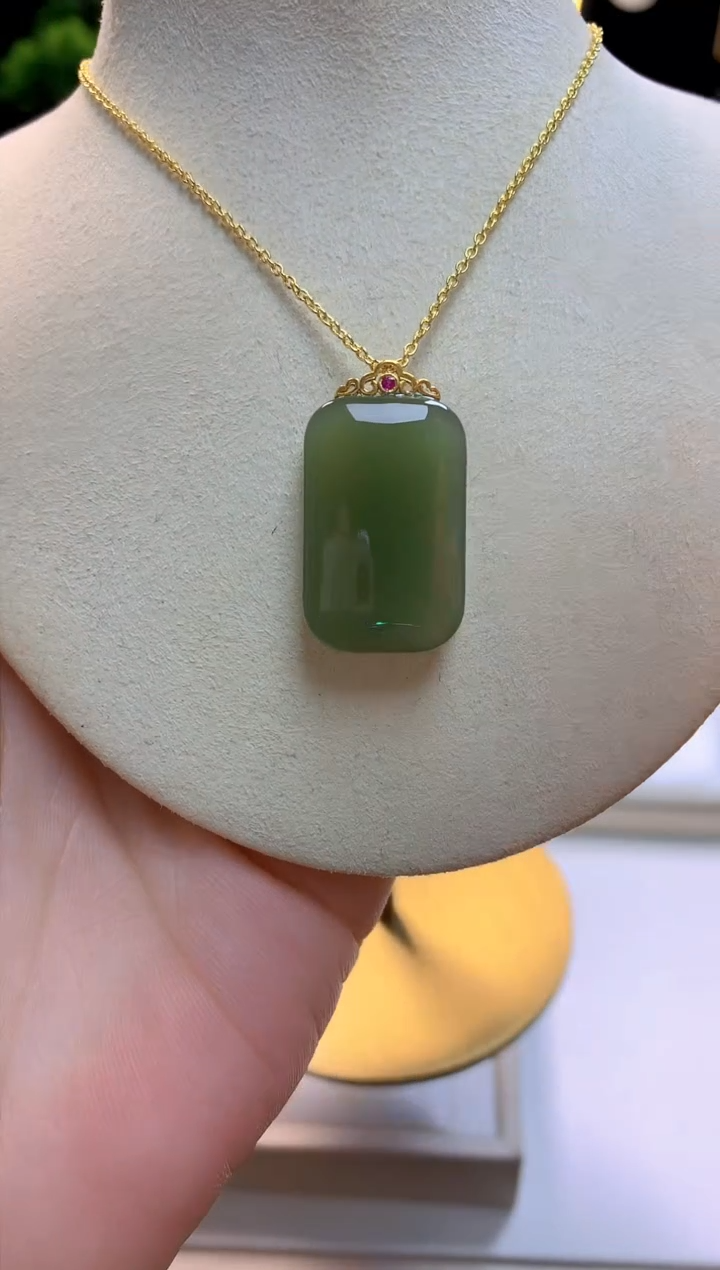 【闪购商品】和田玉吊坠18K金镶嵌湖水绿无事牌