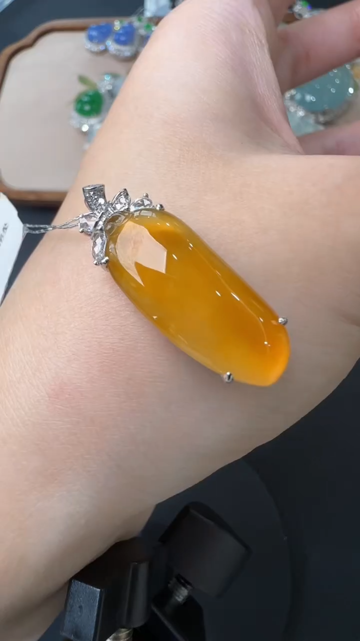 【闪购商品】翡翠吊坠(不含链)18K金镶嵌70