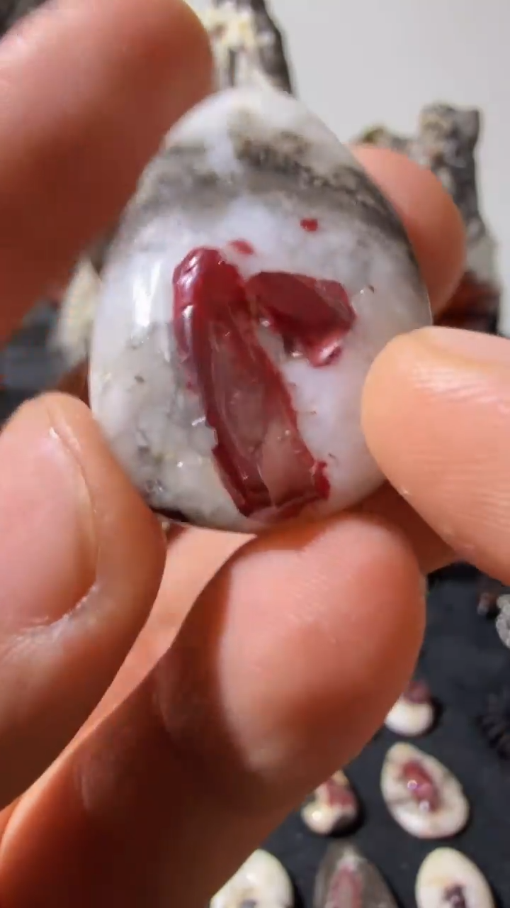 天然辰砂天然辰砂天然朱砂大晶砂随行吊坠