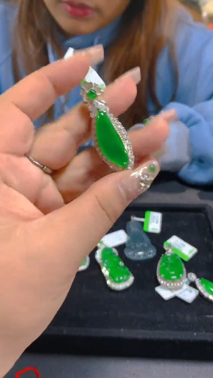 【闪购商品】翡翠吊坠(赠链)未镶嵌0447303602多样性发一