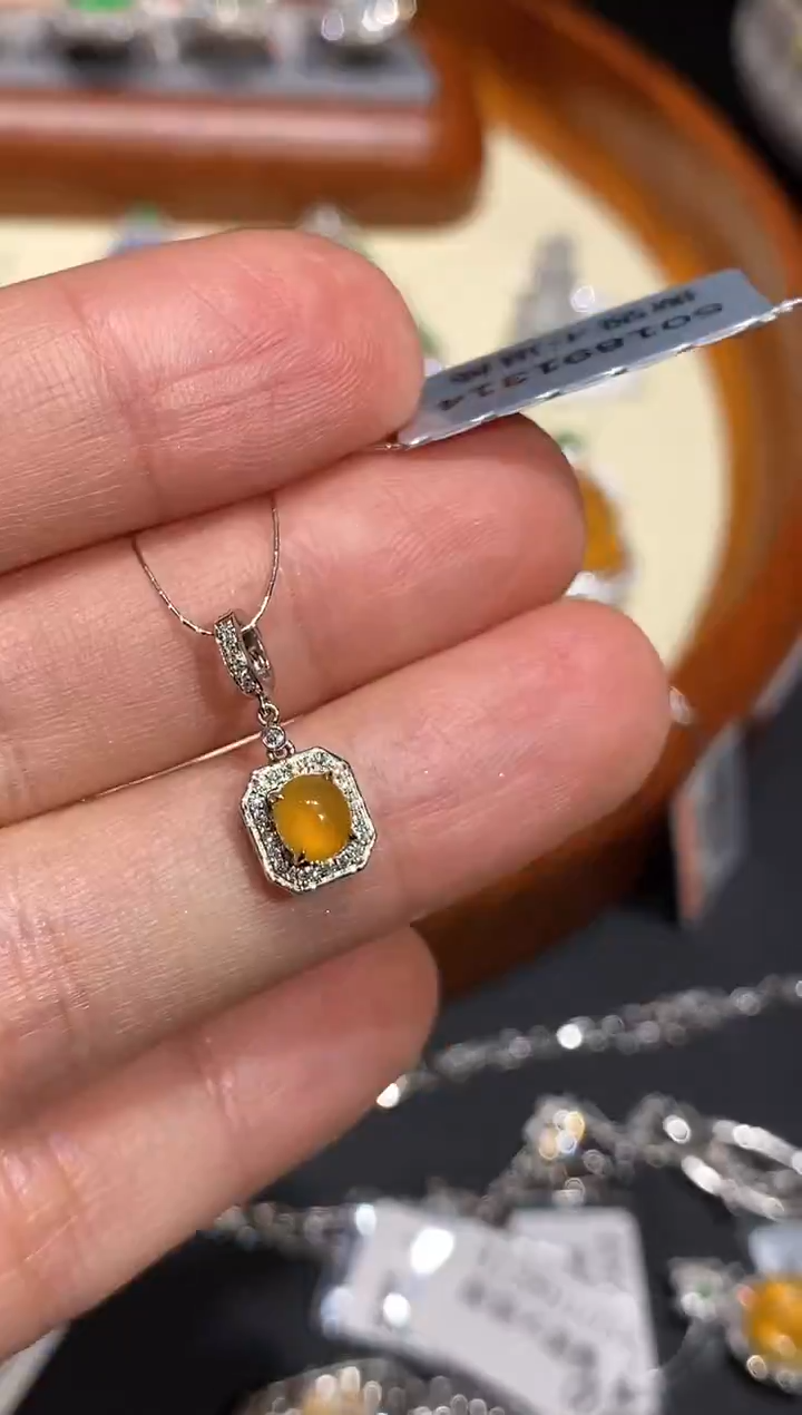 【闪购商品】翡翠颈饰18K金镶嵌吊坠