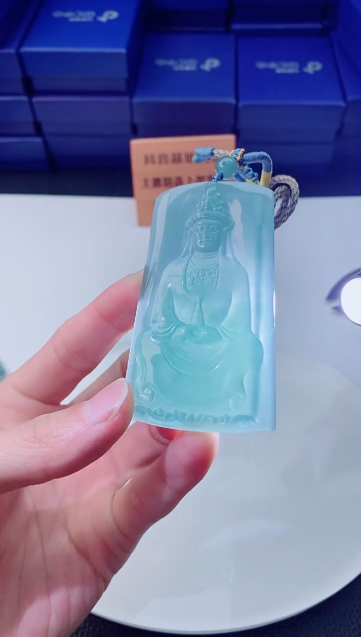 翡翠未镶嵌颈饰         