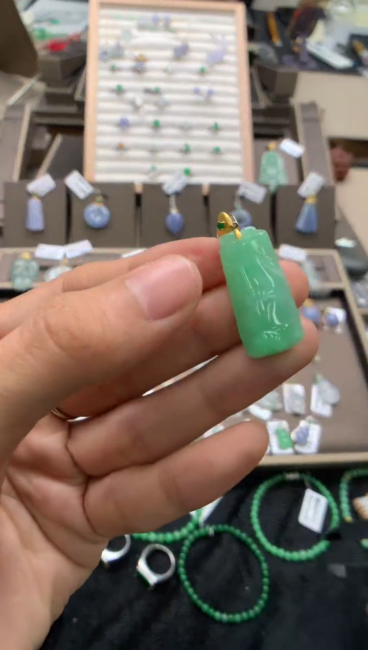 颈饰18K金镶嵌翡翠竹节