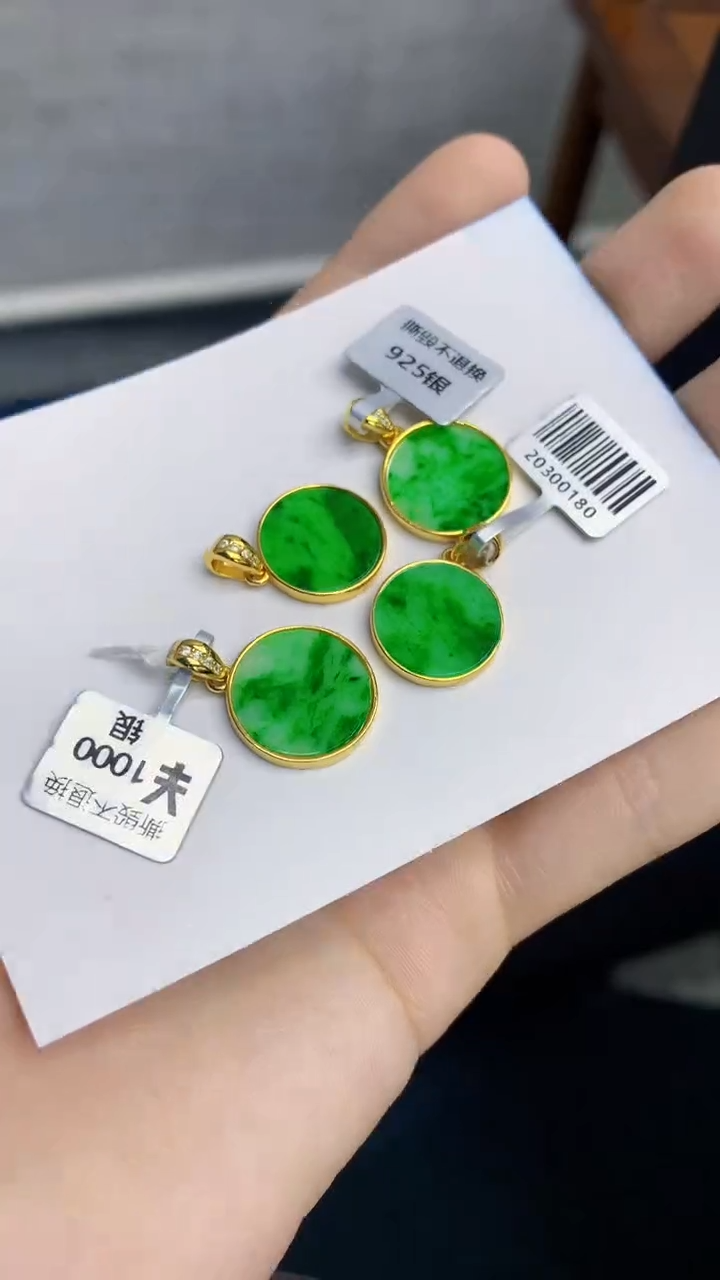 翡翠未镶嵌颈饰多样性发其一