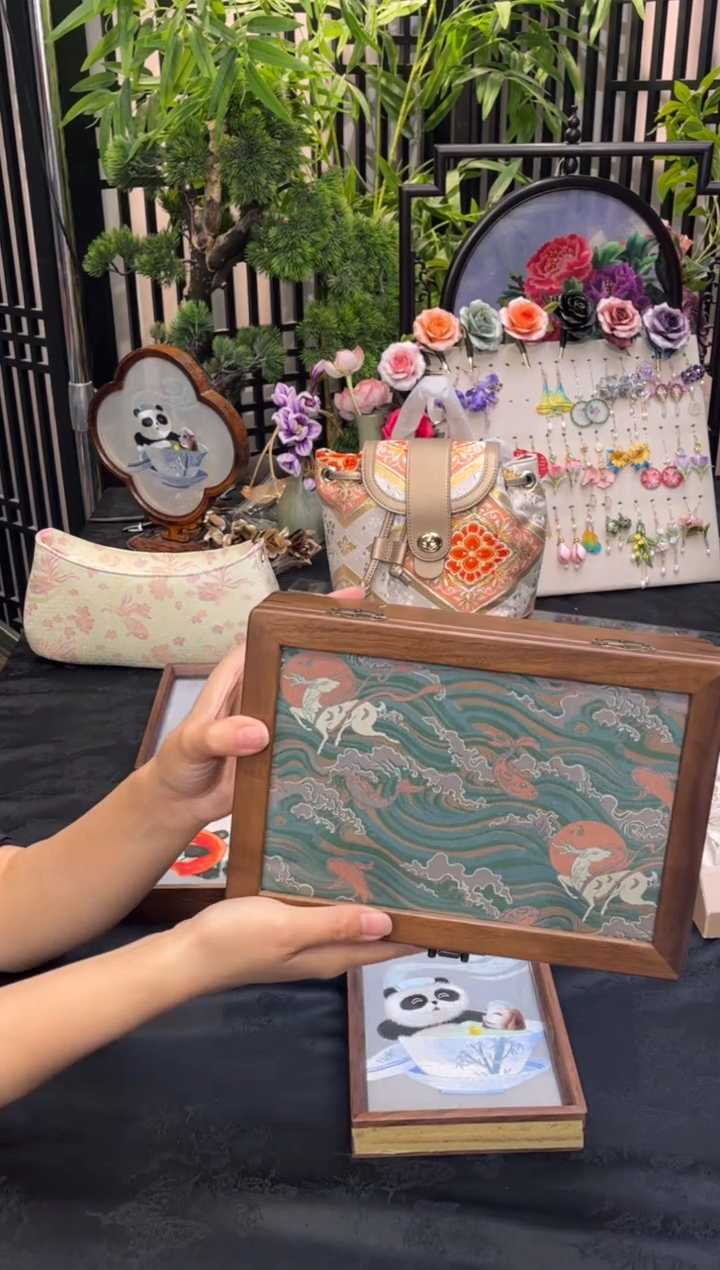织绣红**妇非遗苏绣手工饰品
