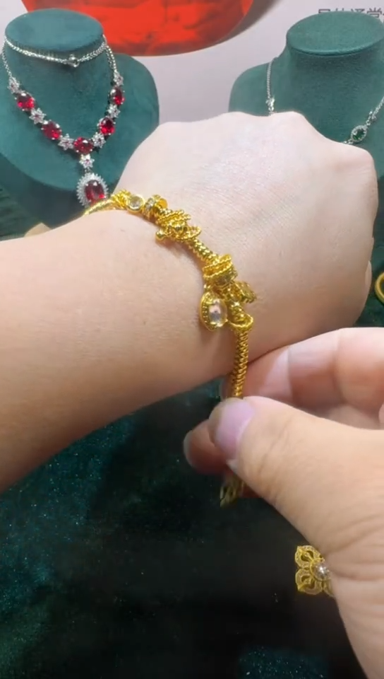 颈饰18K金镶嵌钻石2