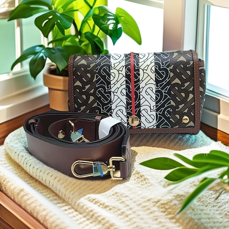 95新 BURBERRY/博柏利 新款斜挎包  1184 0151 