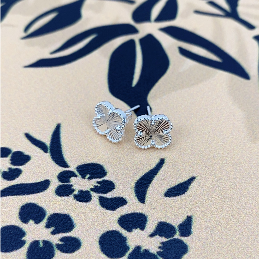 【抓紧处理】定制重工款气质风年味生肖挂饰602 四叶草镭射