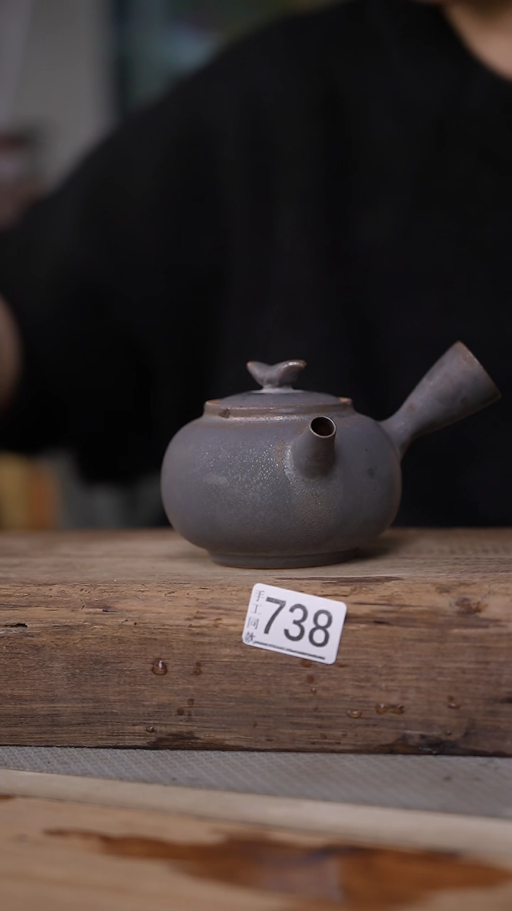 【闪购商品】瓷片福利！设计师款铁锈釉侧把壶