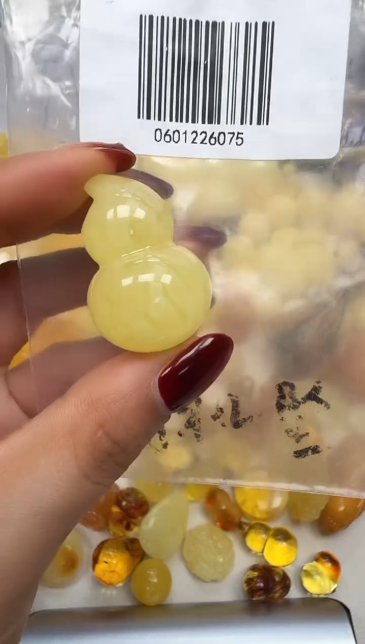 裸石琥珀未镶嵌如图