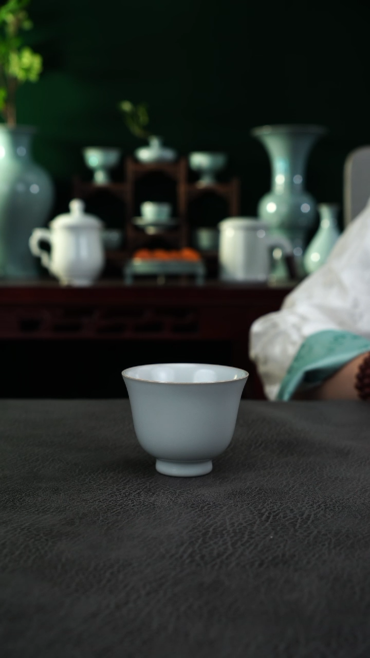 杯月白釉铃铛杯  微瑕     