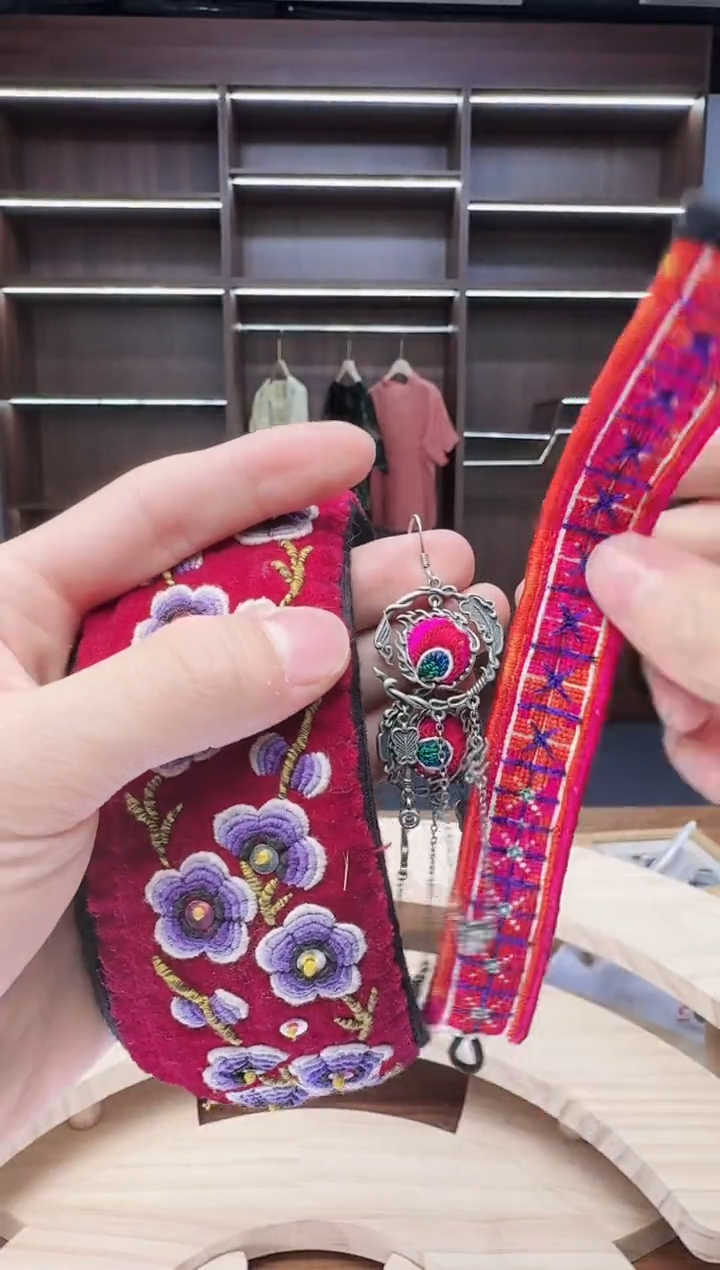 织绣156蒙阿苏苗绣传承店