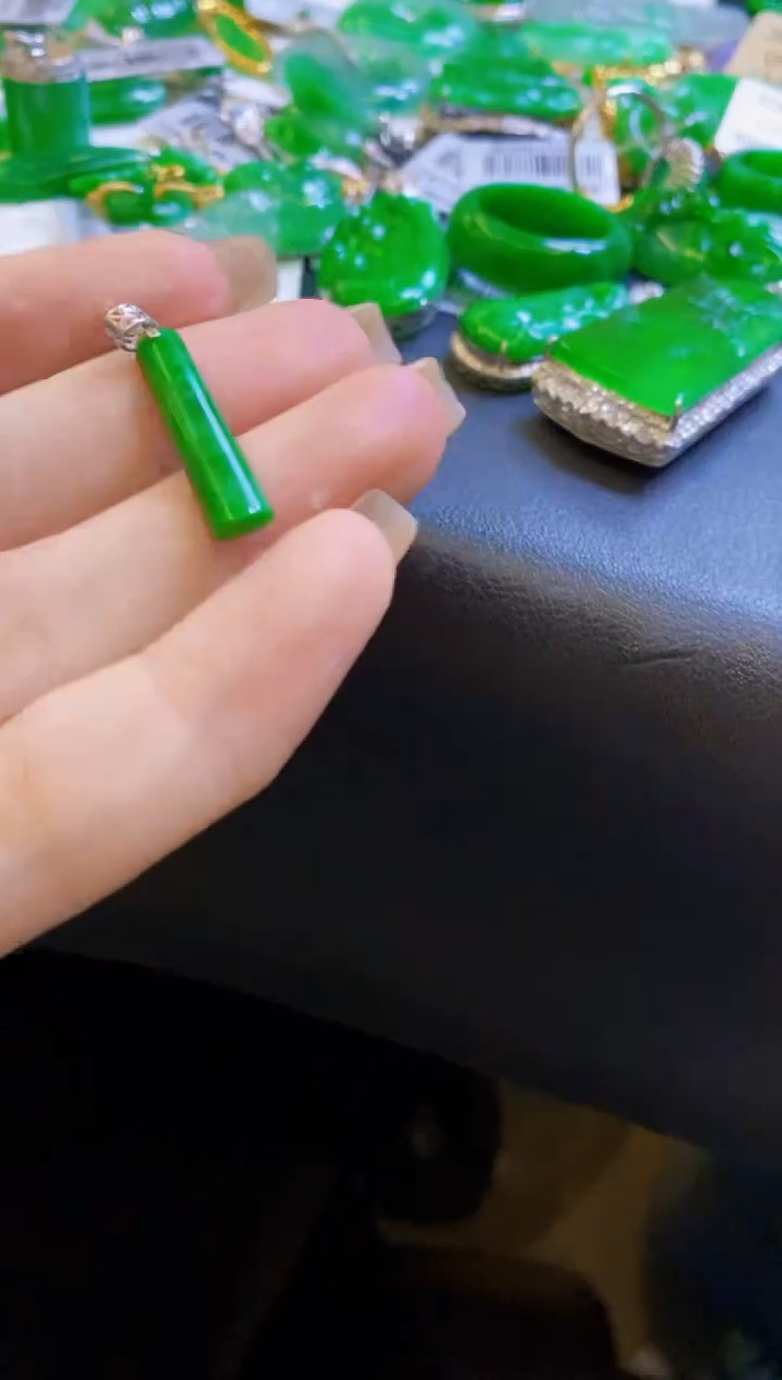 【闪购商品】定制翡翠18K金镶嵌吊坠