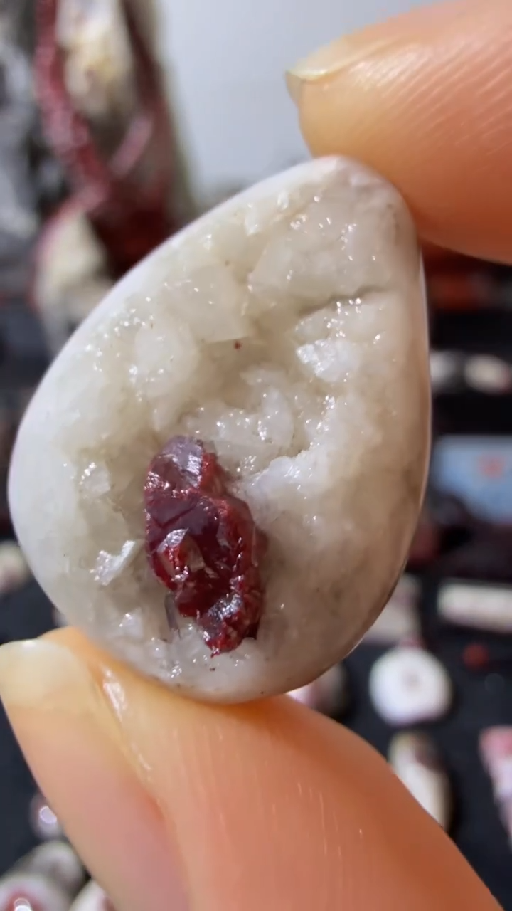 天然辰砂天然辰砂天然朱砂大晶砂随行吊坠