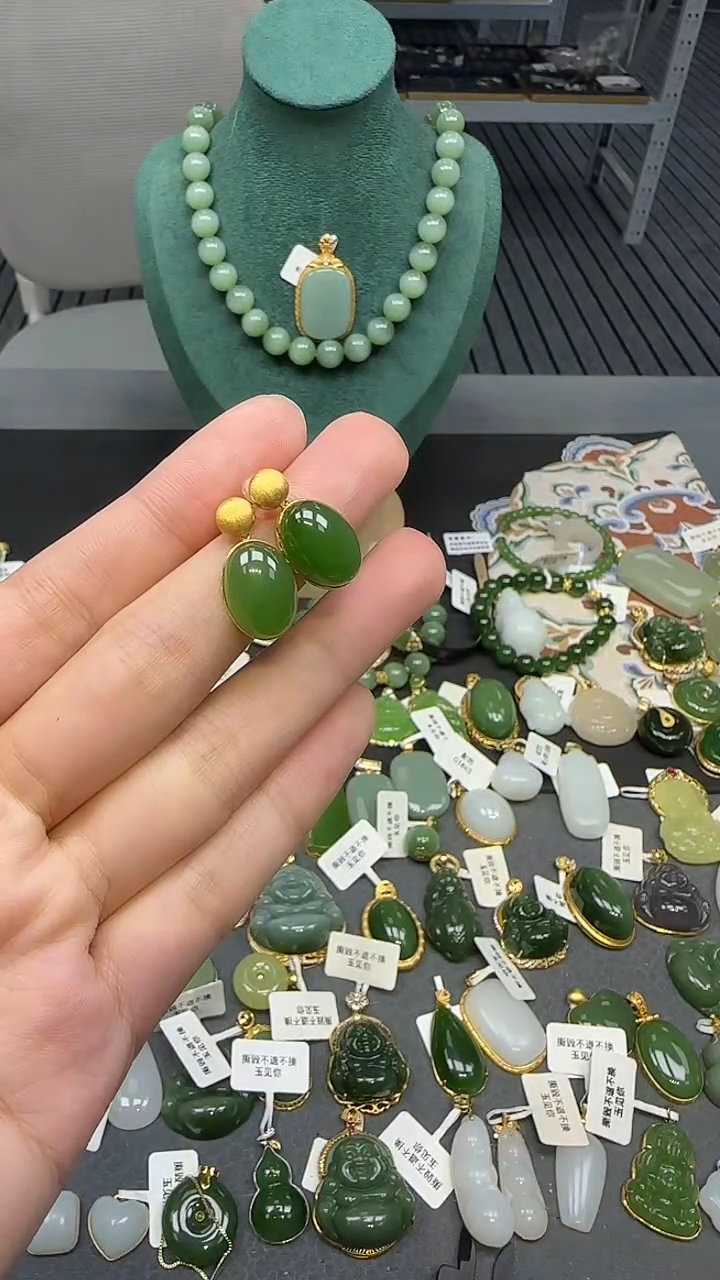 18K金镶嵌和田玉耳饰1