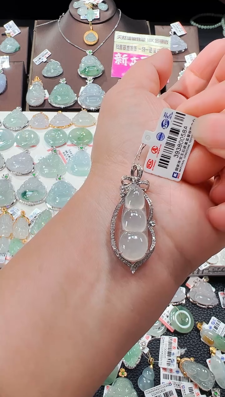 【闪购商品】翡翠吊坠(不含链)18K金镶嵌福豆吊坠58A