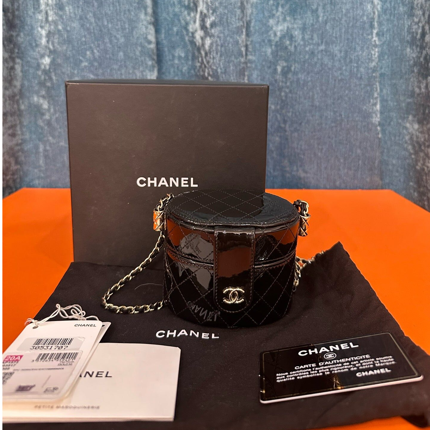 99新 Chanel/香奈儿 Chanel香奈儿黑金漆皮圆饼包
