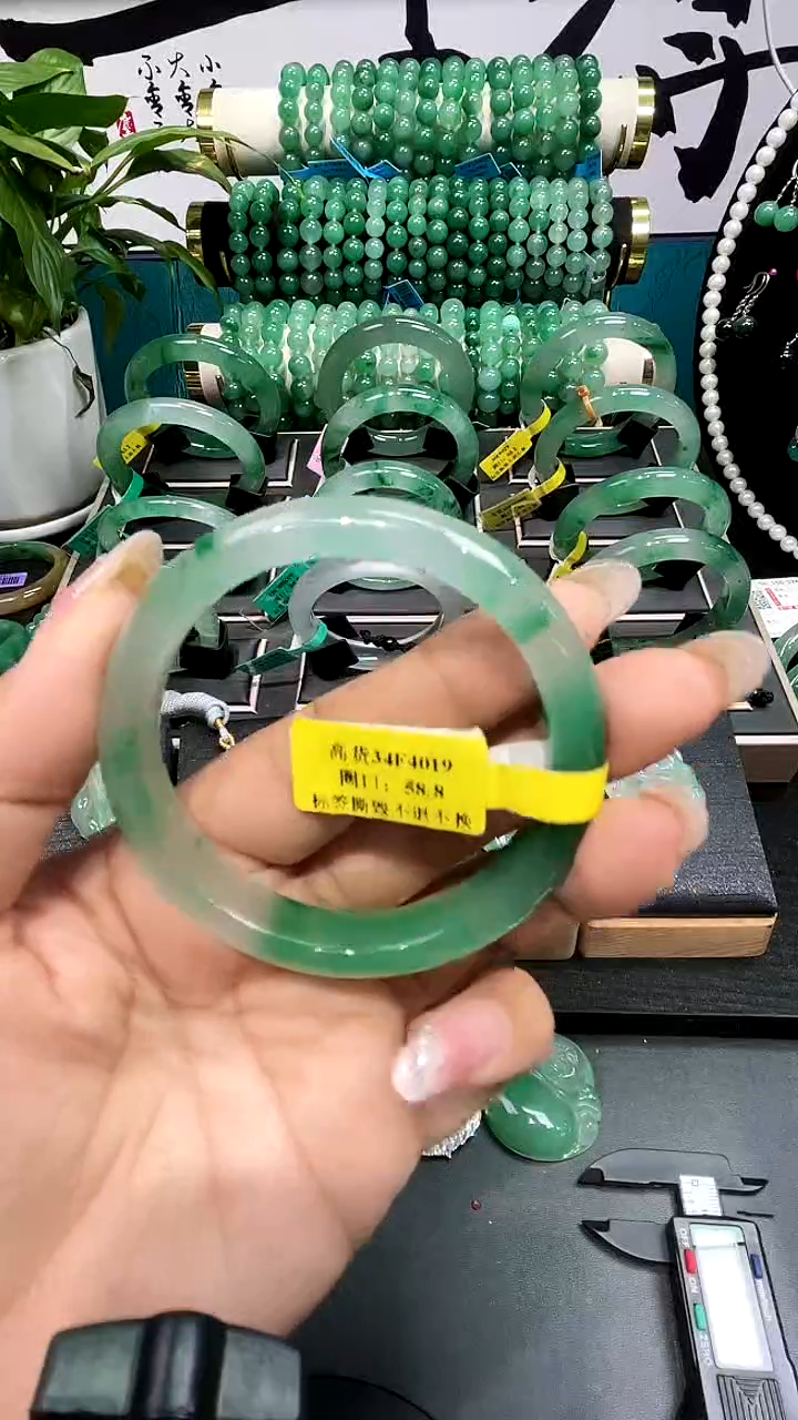 未镶嵌手镯石英质玉（非洲翠）明*月手镯