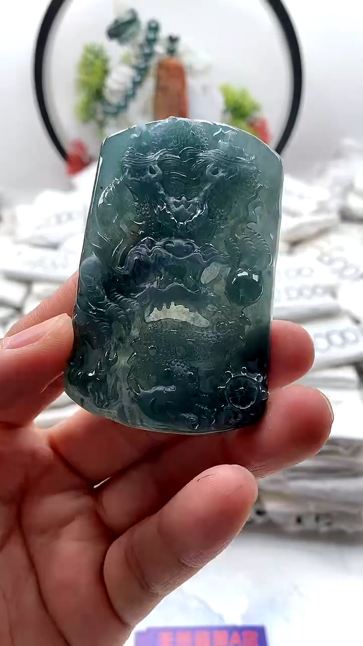 翡翠未镶嵌颈饰龙牌