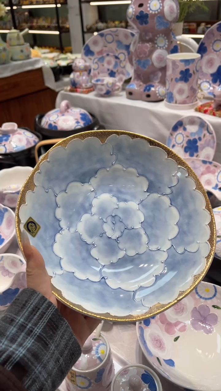 岩**、蓝色鉢；；；；；；；；；