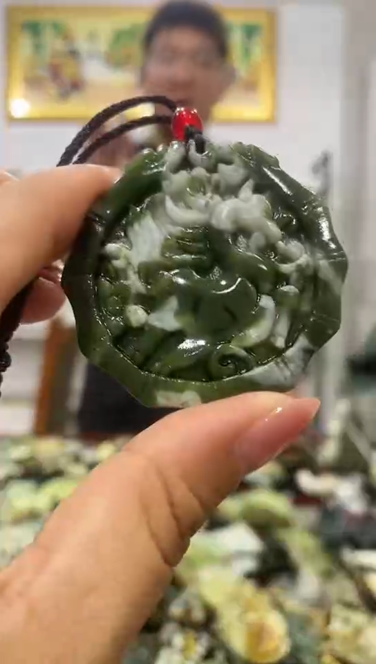 岫玉未镶嵌吊坠