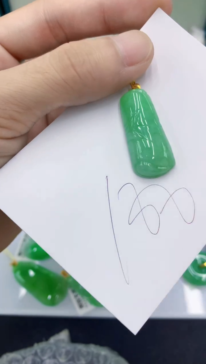 翡翠18K金镶嵌颈饰翡翠