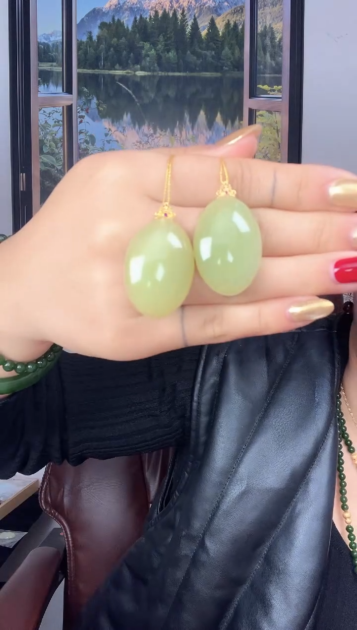 颈饰18K金镶嵌和田玉黄口鸽子蛋吊坠 多样性发其一