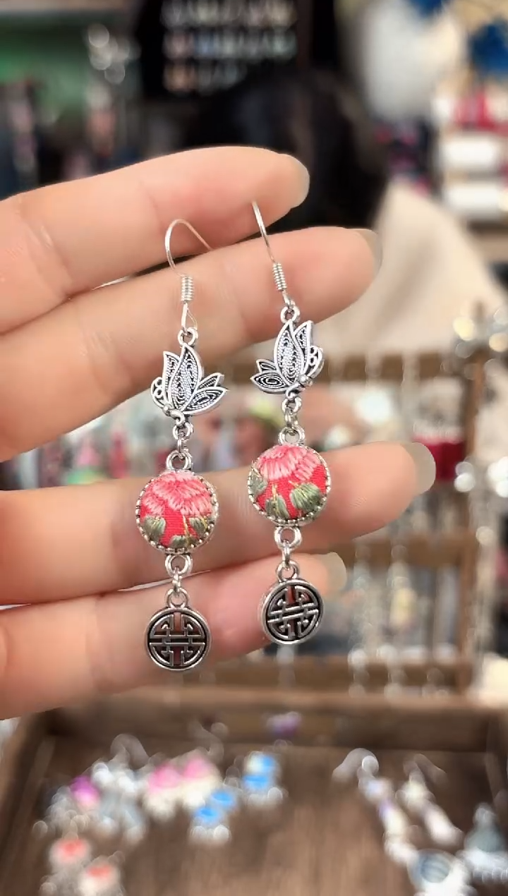 彩云南阁非遗老绣饰品706