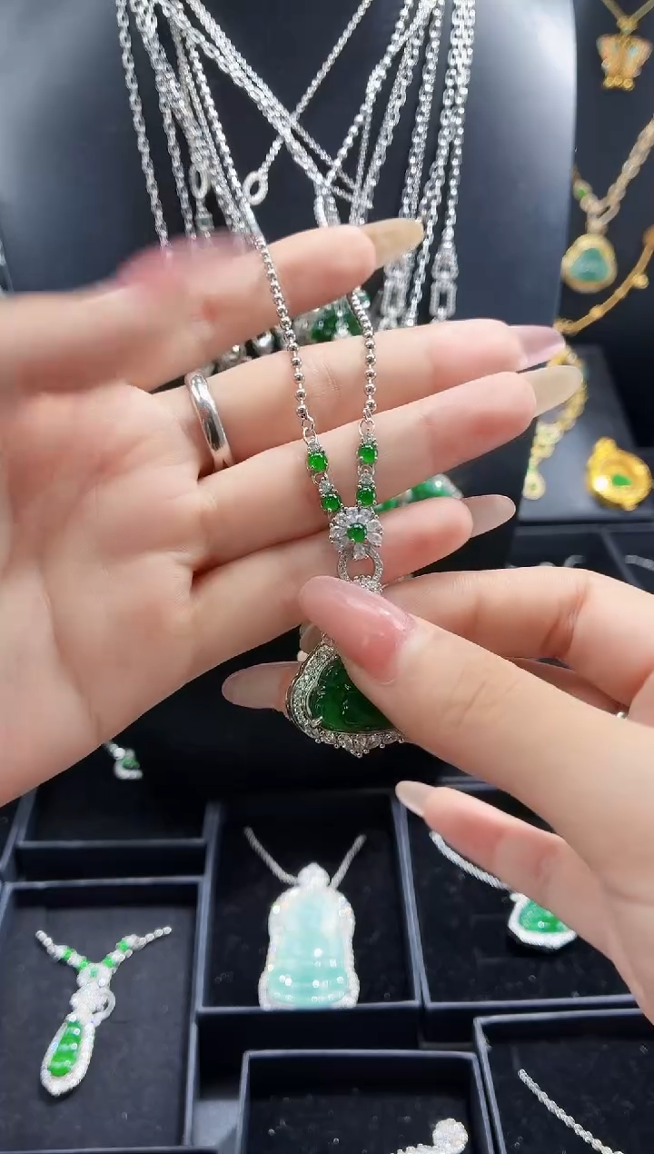 翡翠未镶嵌颈饰链子