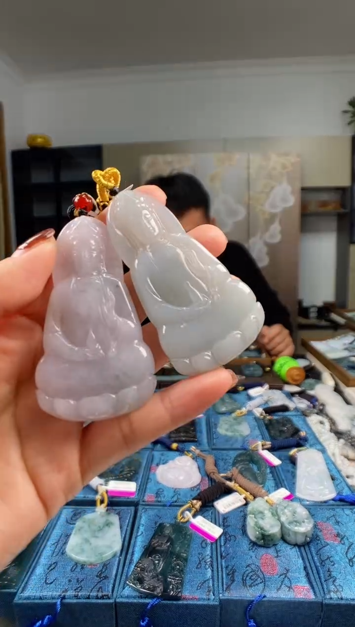 颈饰未镶嵌翡翠  多样性发其一