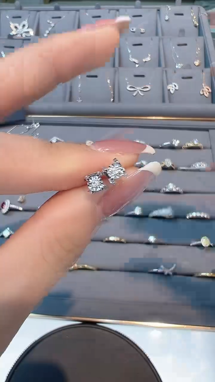 【闪购商品】钻石`18K金镶嵌10分耳钉