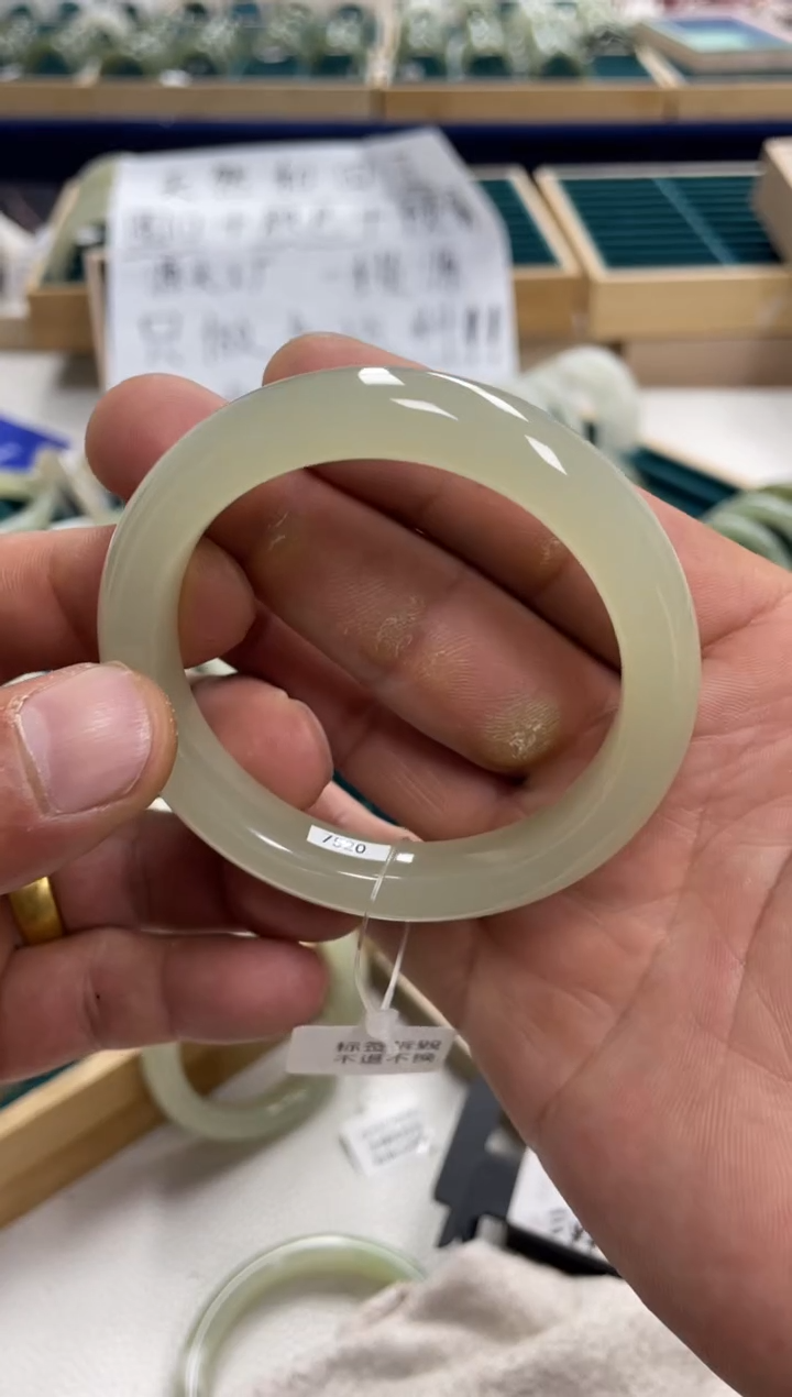 未镶嵌手镯和田玉歪**?和田玉手镯