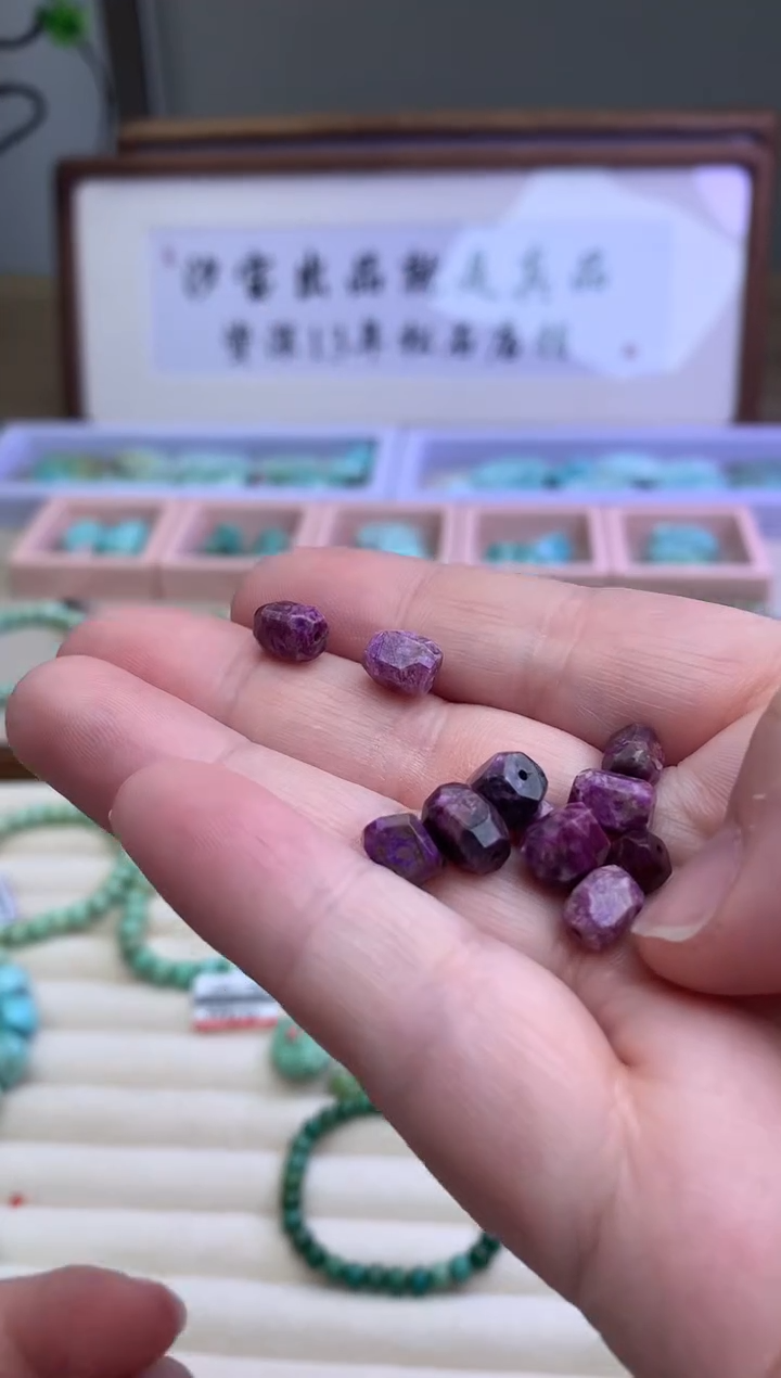 【闪购商品】苏纪石（舒俱来）单颗未镶嵌多样性发一对J61