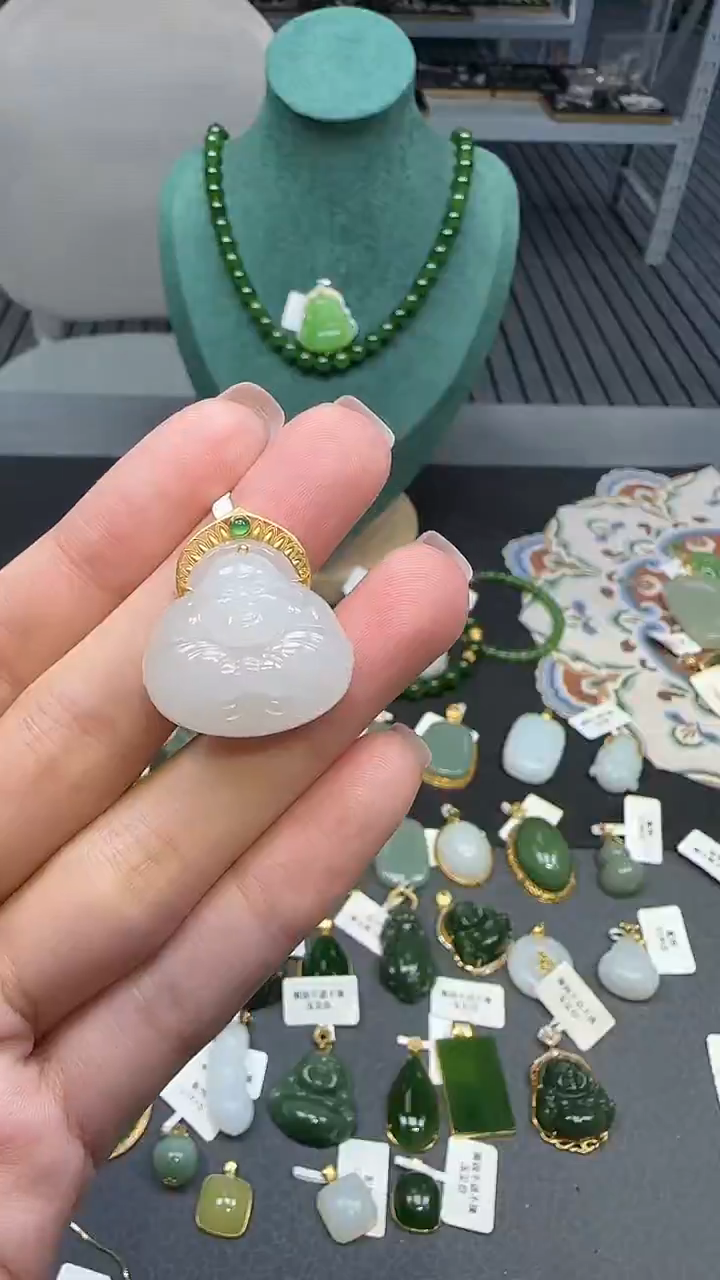 18K金镶嵌和田玉挂件1