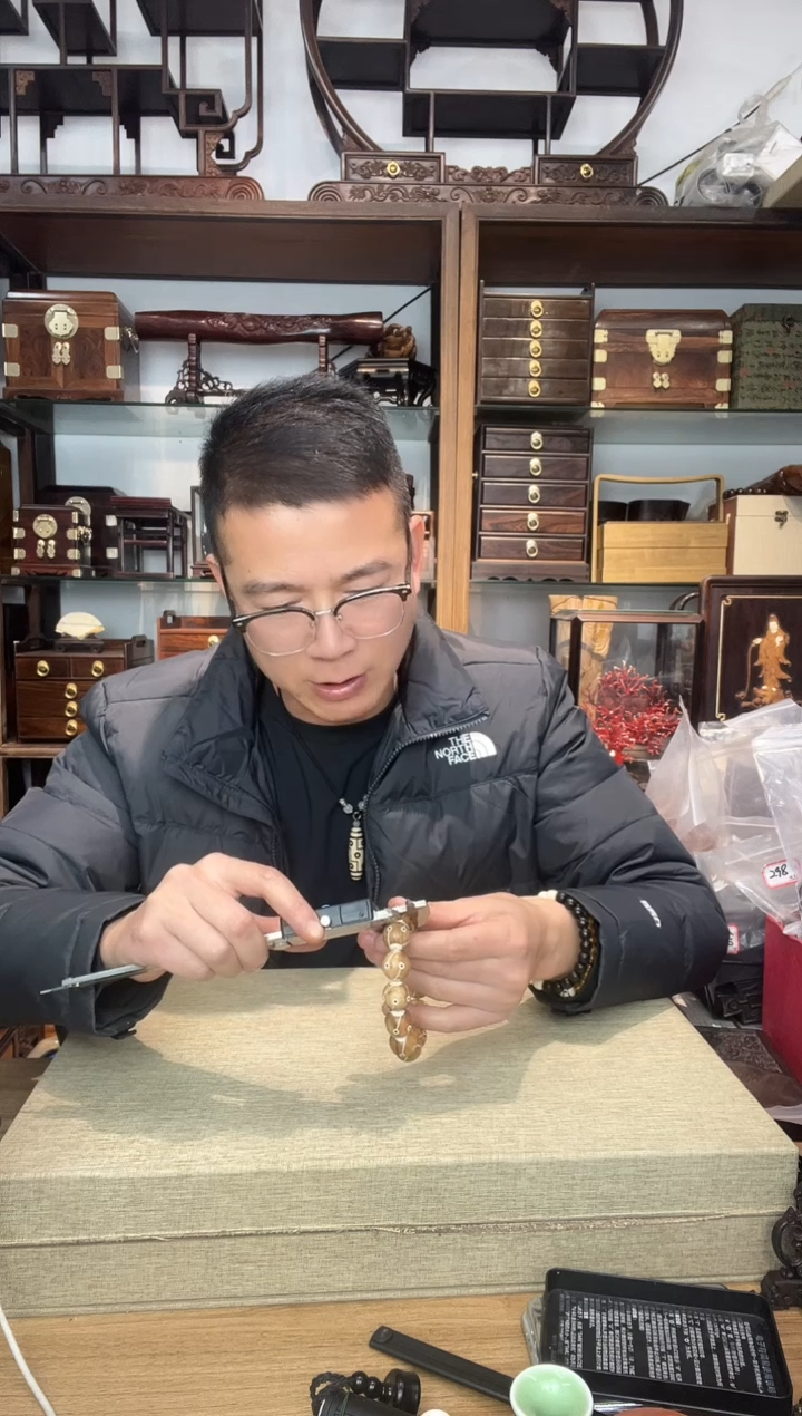 乌木类书架038越黄镶嵌1.8单圈手串
