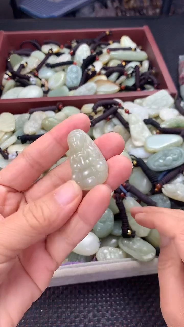 颈饰未镶嵌和田玉（多样性发一件）没有证书有瑕