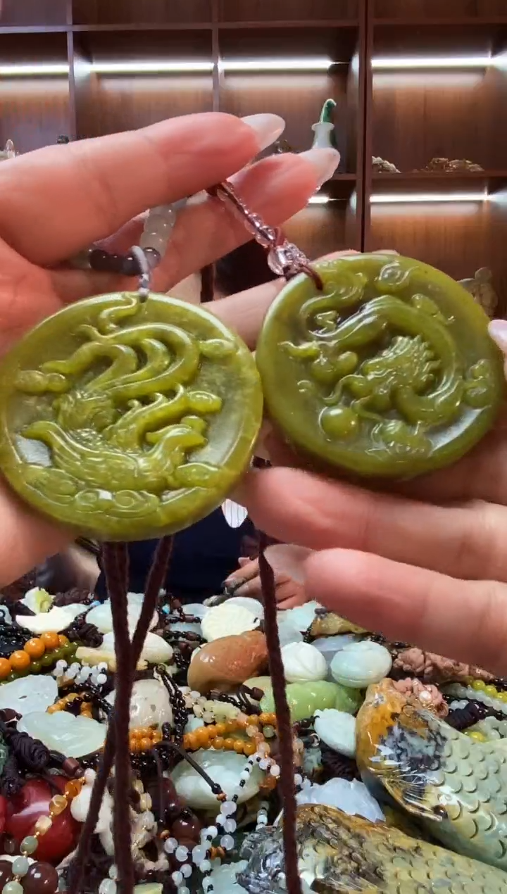 未镶嵌蛇纹石玉吊坠一对