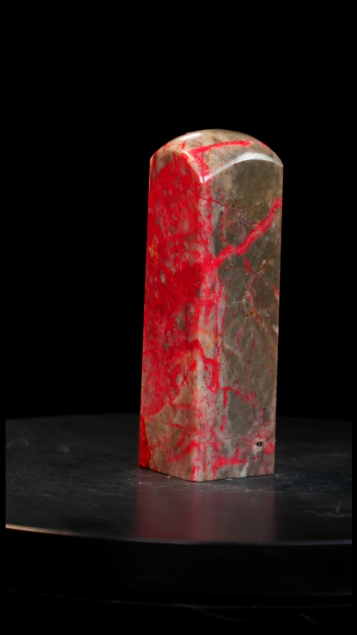 鸡血石牛角鸡血石