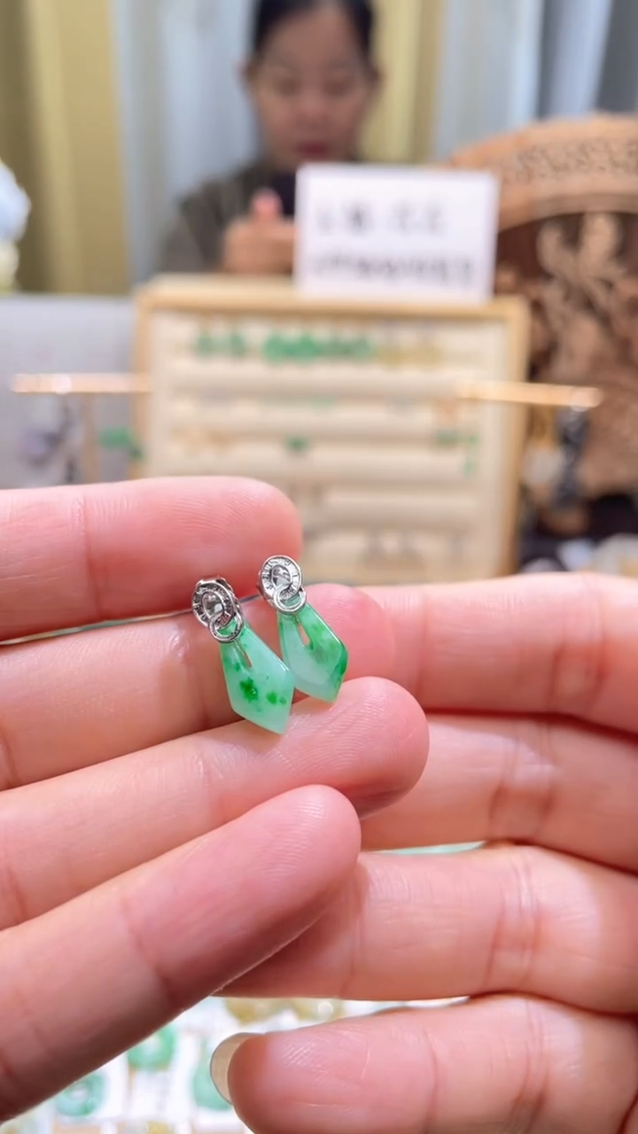 翡翠未镶嵌颈饰耳钉