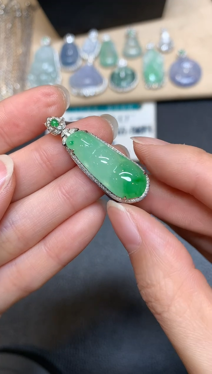 【闪购商品】翡翠颈饰18K金镶嵌福豆【无服务费